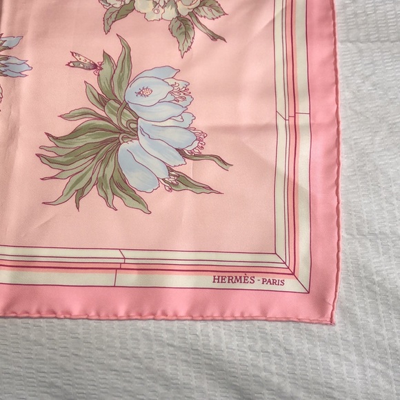 ✨Hermès “Quai Aux Fluers” silk scarf✨ - Picture 2 of 16